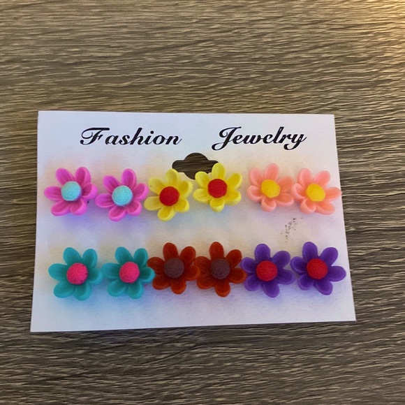 Pack if 6 earrings - Picture 1 of 1